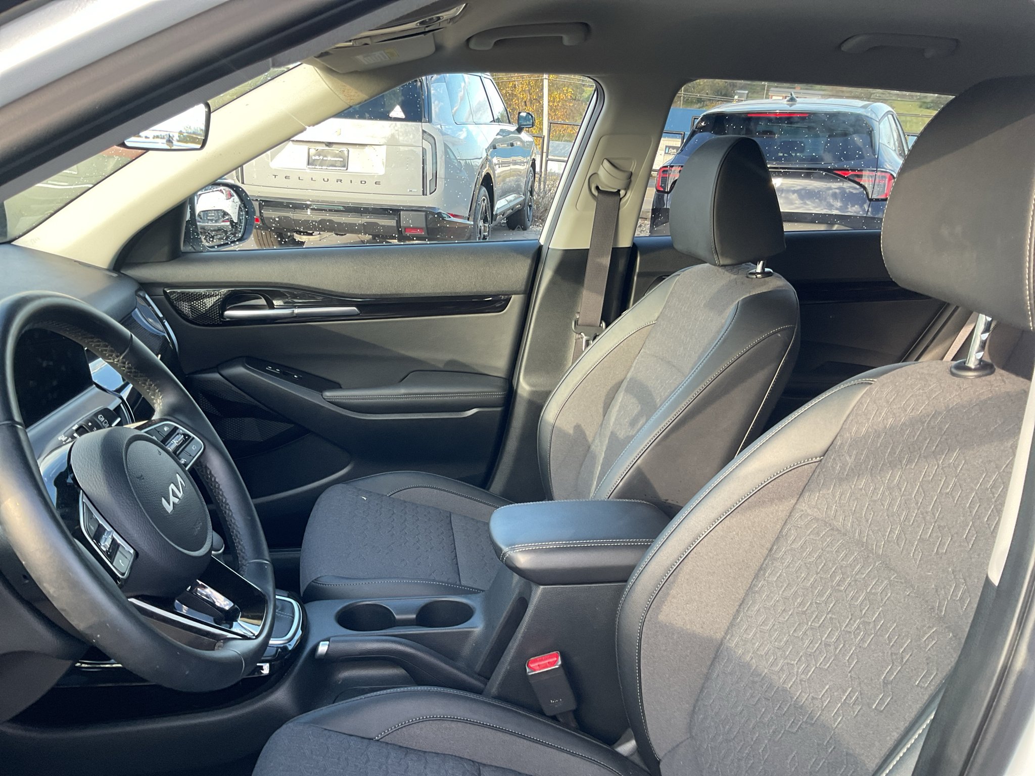 Used 2025 Snow White Pearl Kia S image 19