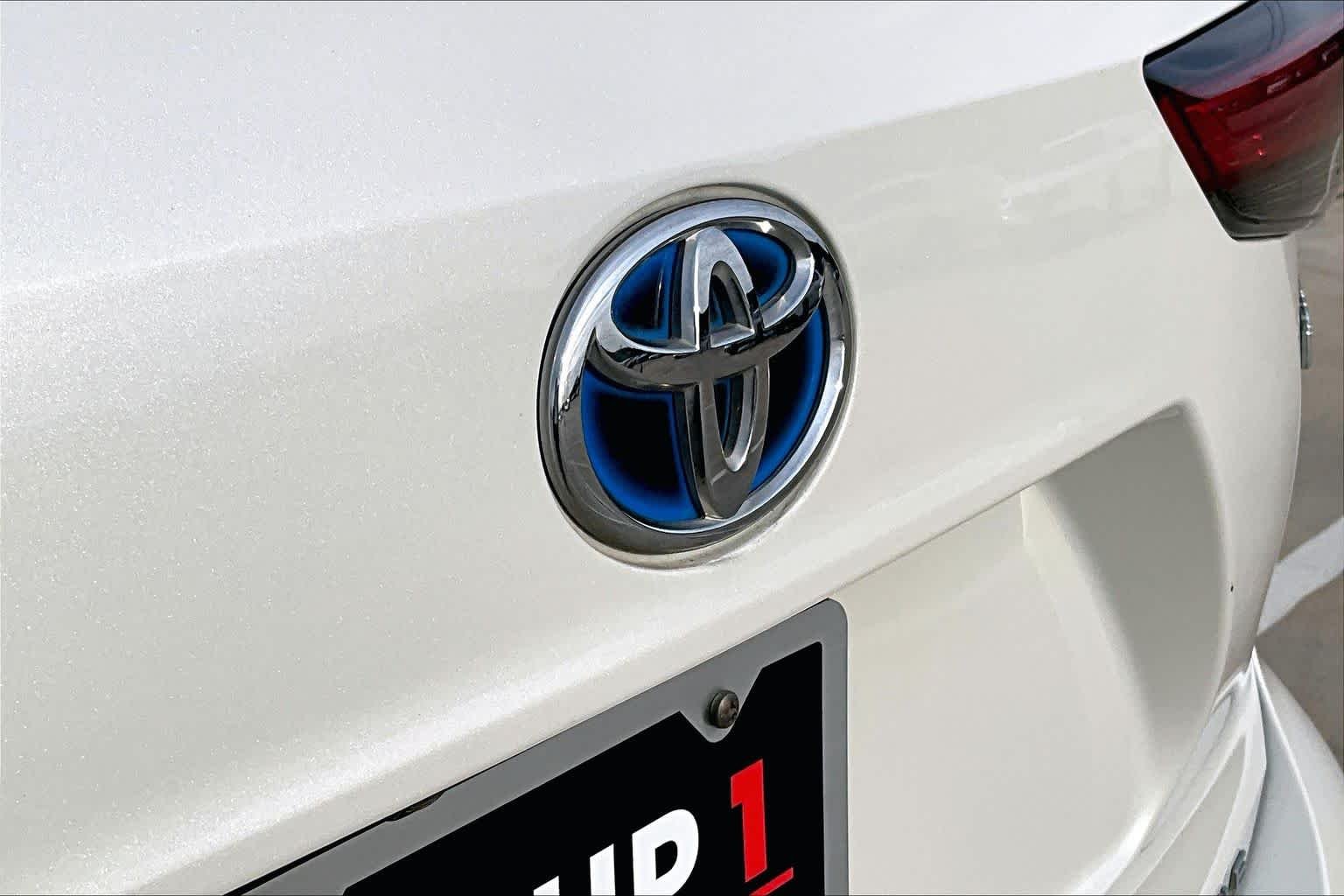Used 2020 Blizzard Pearl Toyota Hybrid XLE image 31