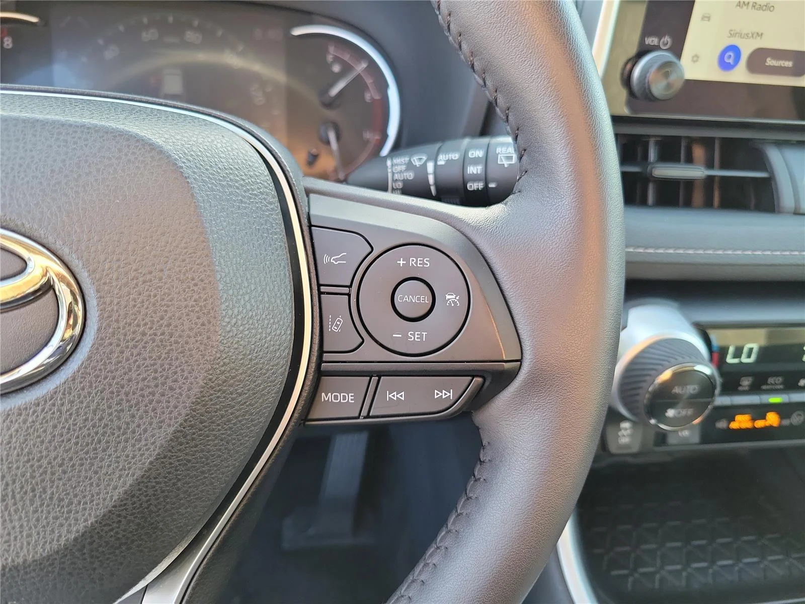 2025 Toyota RAV4 XLE - Photo 17