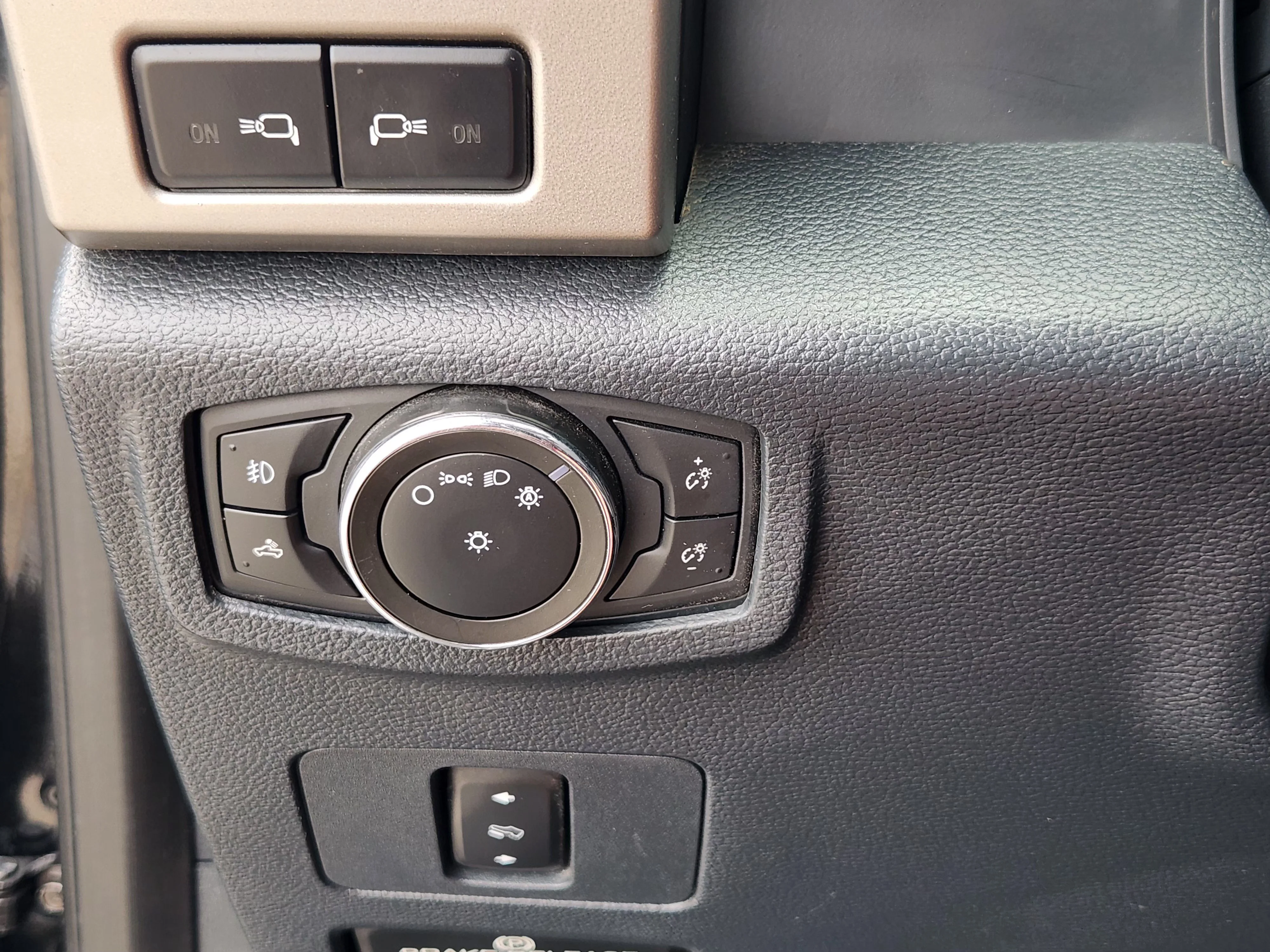 Used 2022  Ford XL image 21