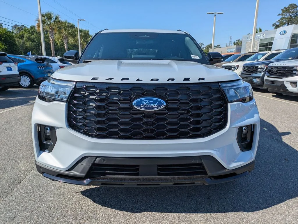 New 2026 Space White Metallic Ford ST-Line image 9