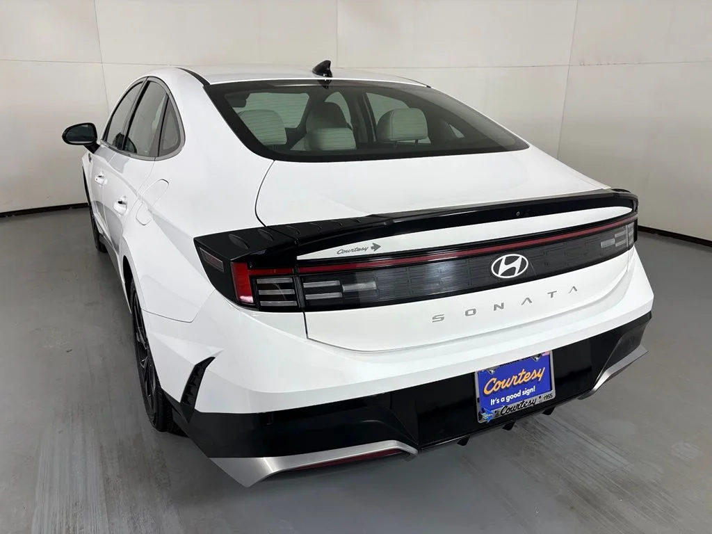 Used 2025 White Hyundai SEL image 6