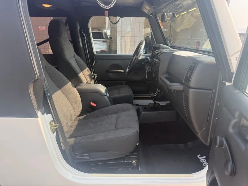 Used 2004 White Jeep Unlimited image 6