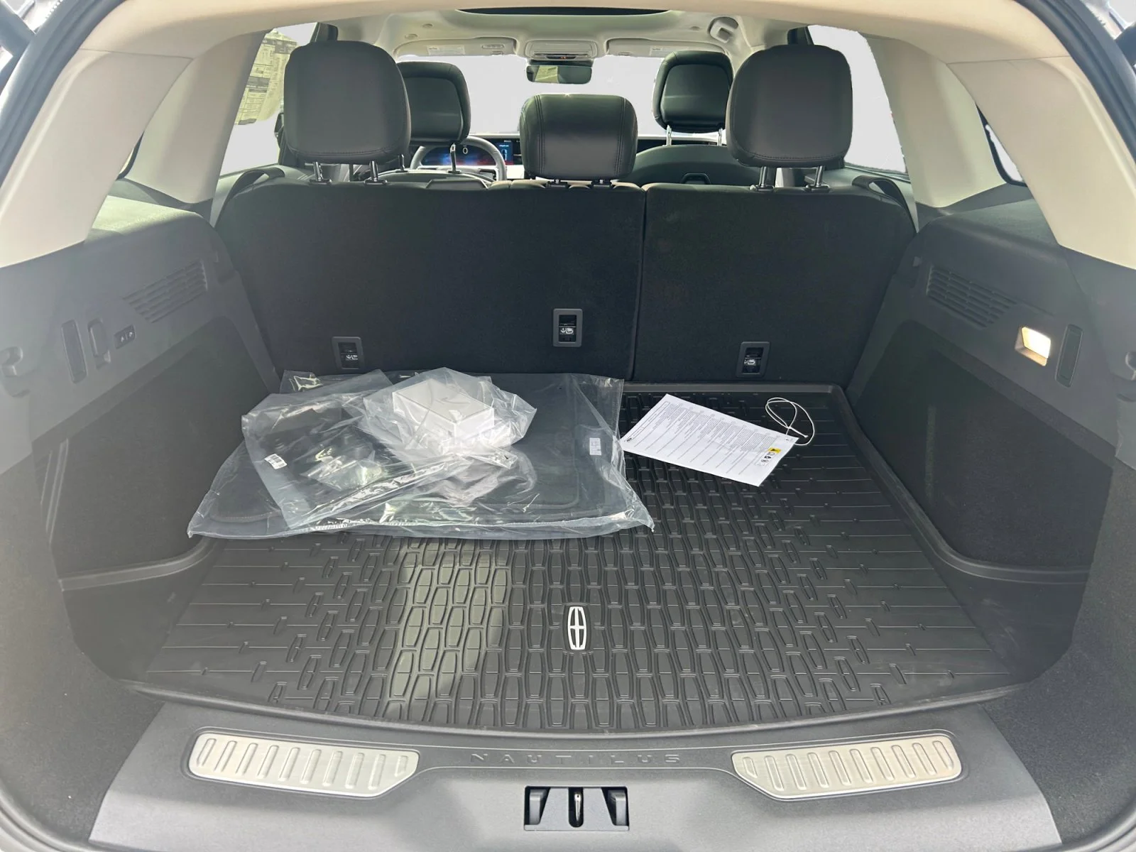 New 2026 Silver Radiance Metallic Clearcoat Lincoln Premiere image 10