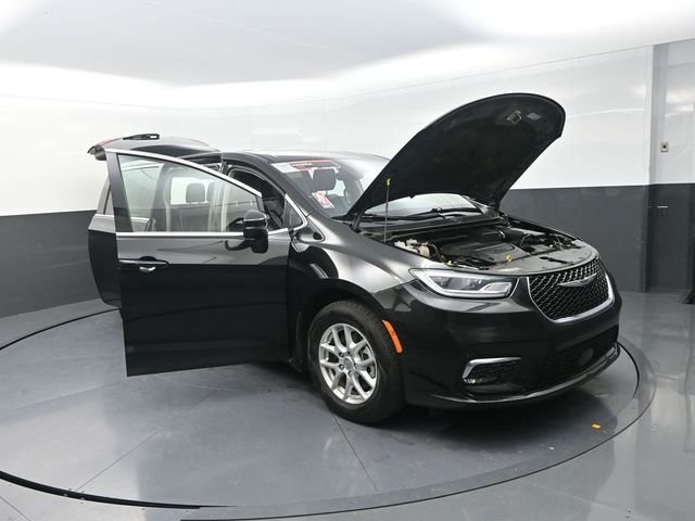 Used 2023 Black Chrysler Touring L image 28