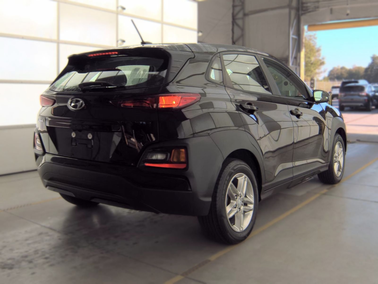 Used 2021 Black Hyundai SE image 3