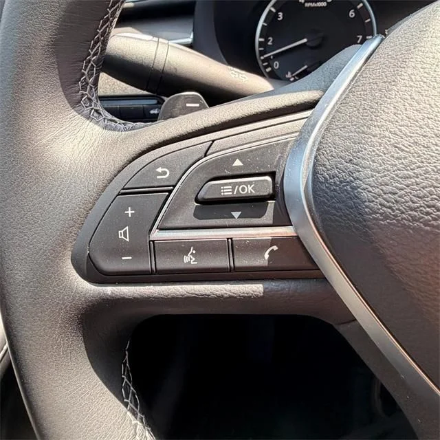 Used 2025 White INFINITI LUXE image 19