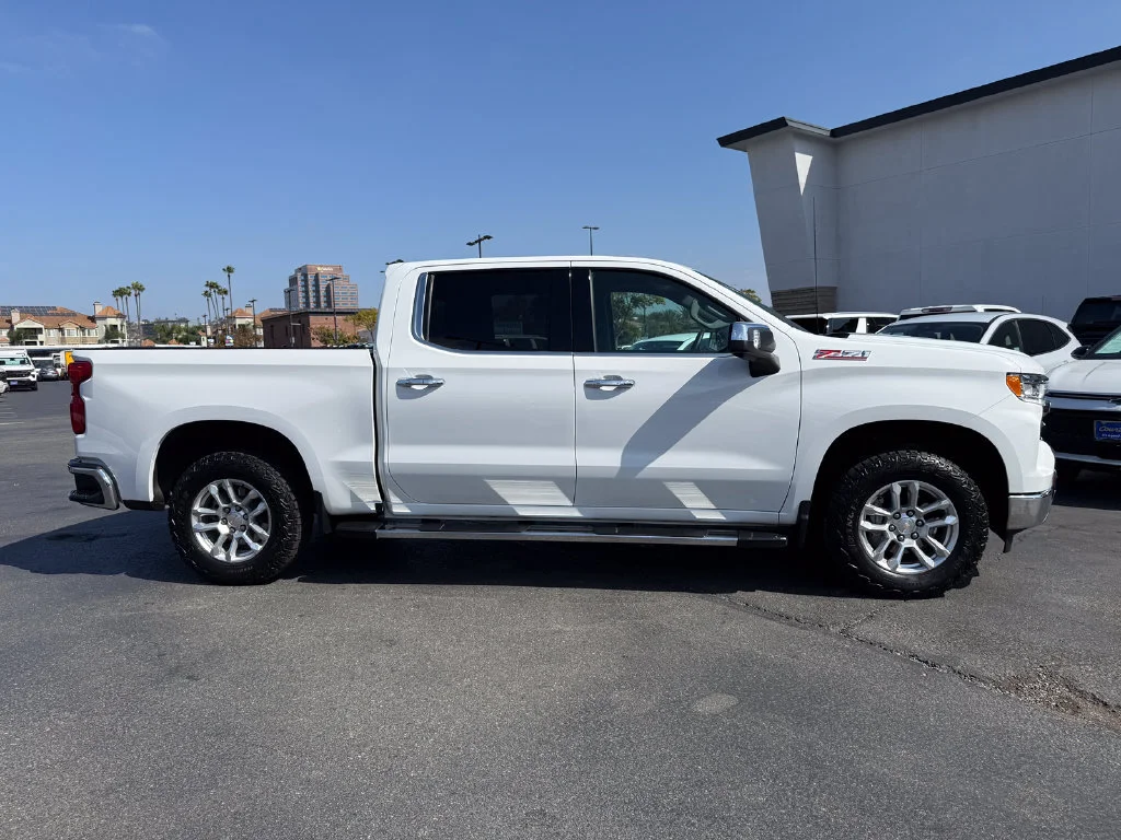 Used 2025 Summit White Chevrolet LTZ image 6