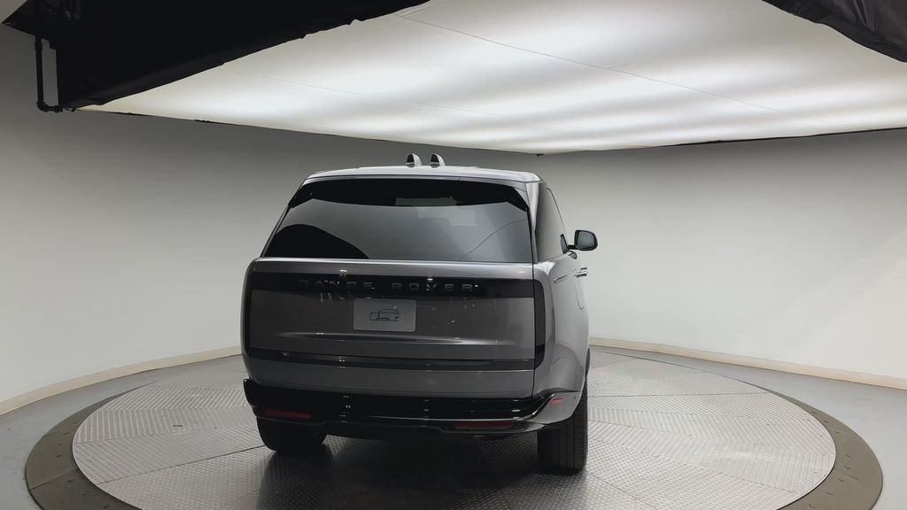 Used 2025  Land Rover SE image 3