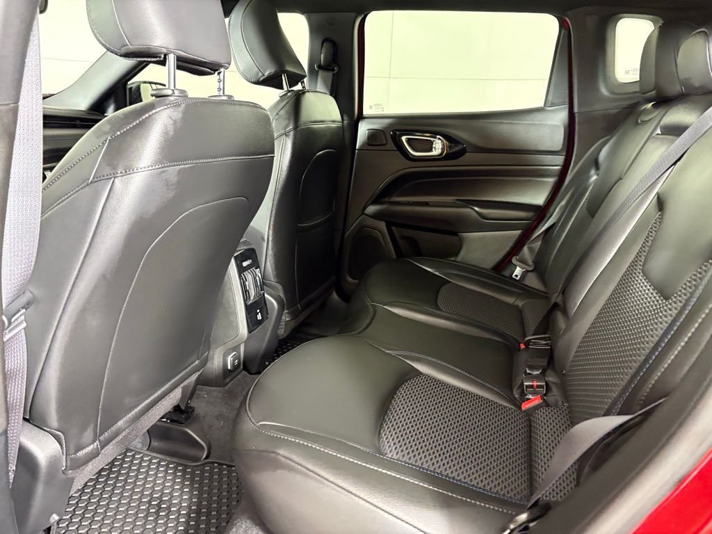 New 2026 Red Hot Pearl-Coat Exterior Paint Jeep Latitude image 39