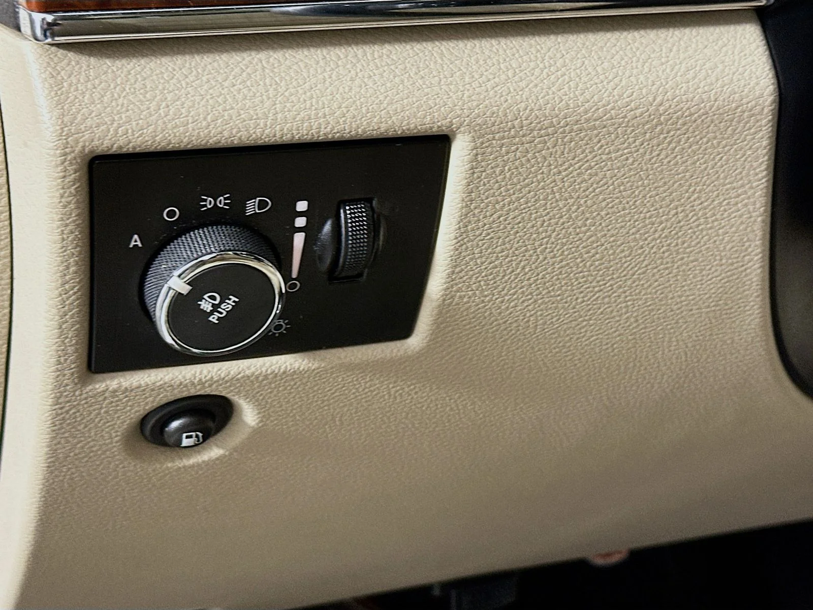 Used 2011 Stone White Clearcoat Jeep Limited image 11