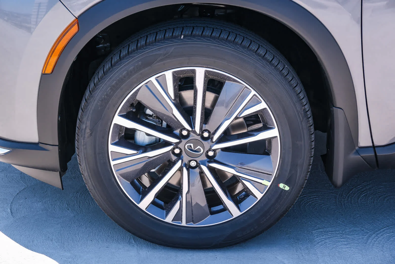 New 2027 GRAPHITE SHADOW INFINITI Luxe FWD image 10