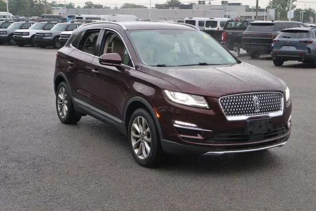 Used 2019 Red Lincoln Select image 9