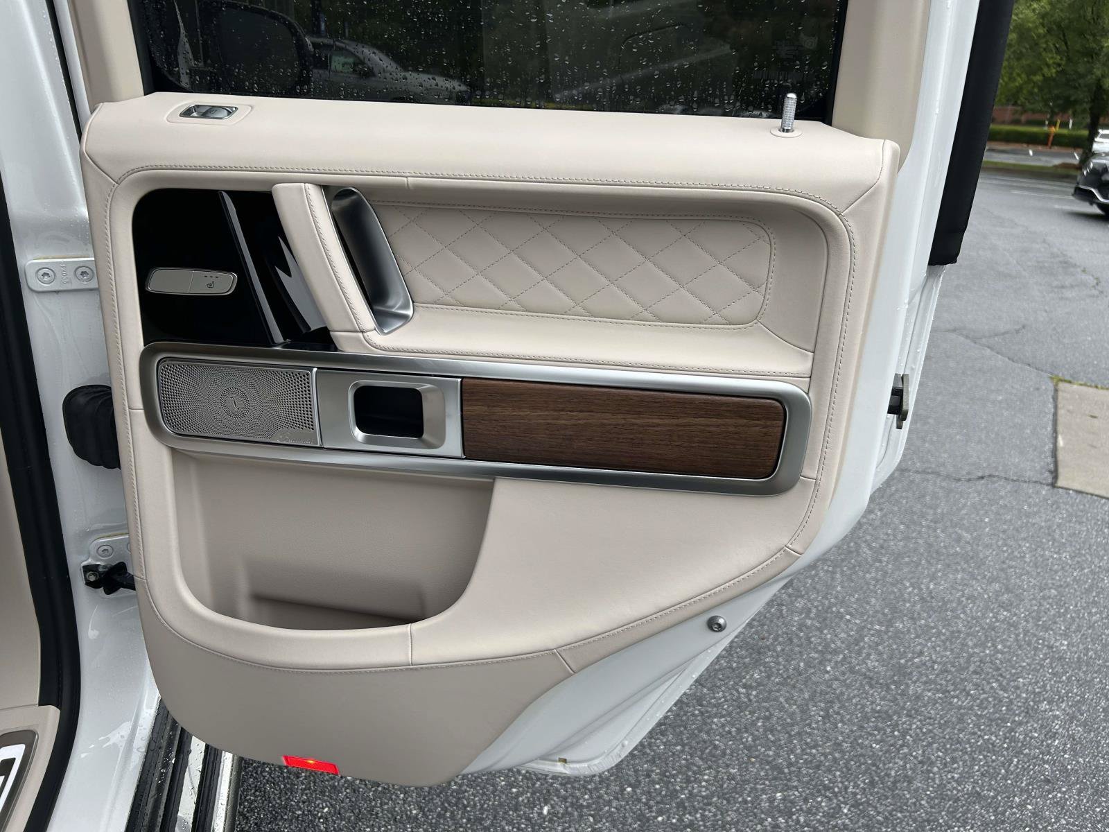 New 2027 MANUFAKTUR Moonlight White Metallic Mercedes-Benz G 580e SUV image 38
