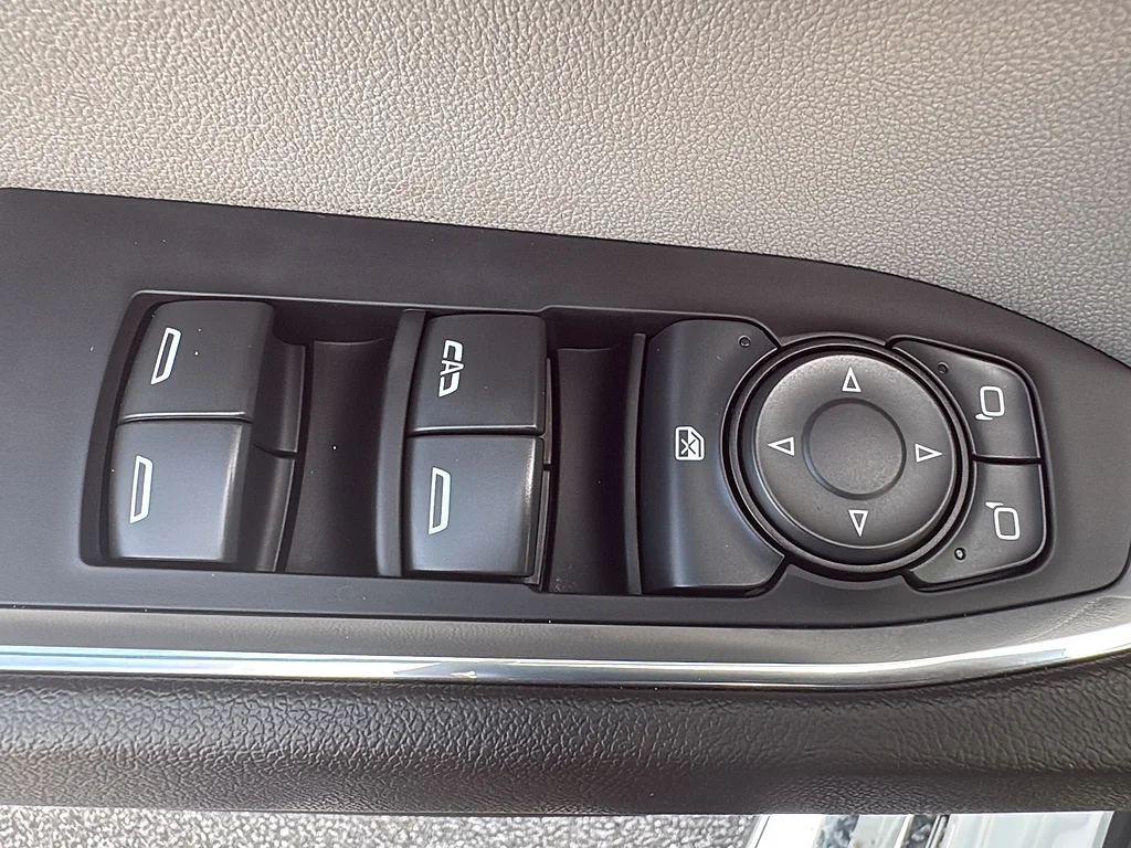 Used 2023 Summit White Chevrolet  image 38