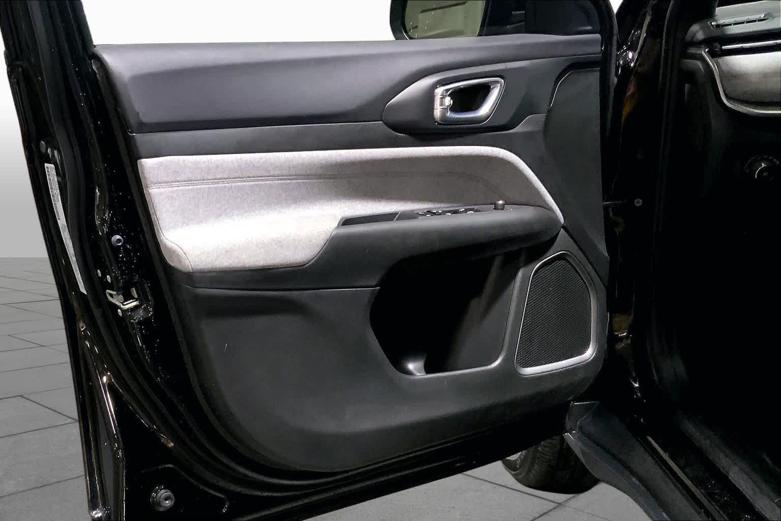Used 2024 Diamond Black Crystal Pearlcoat Jeep Latitude Lux image 21