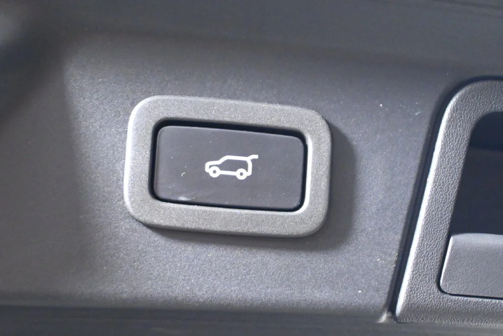 Used 2022 Gray Land Rover P250 R-Dynamic S image 38