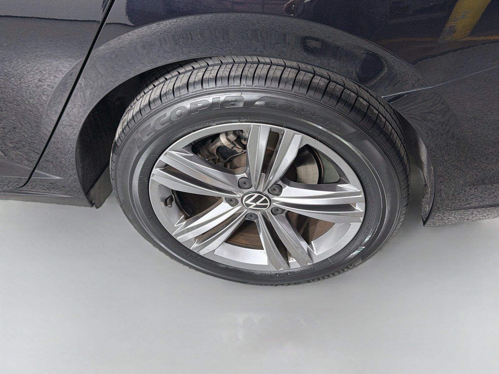 Used 2022 Deep Black Pearl Volkswagen SE image 29
