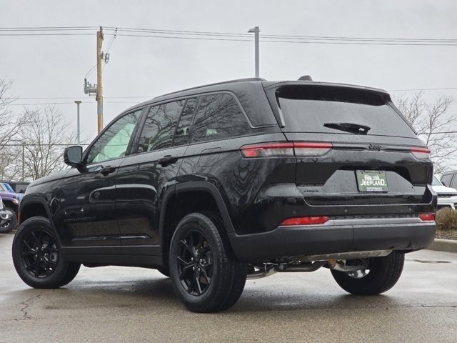 New 2026 Diamond Black Crystal Pearl-Coat Exterior Paint Jeep Laredo Altitude image 25