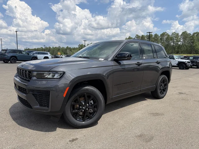 2026 Jeep Grand Cherokee Laredo Altitude