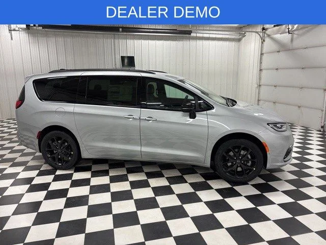 2026 Chrysler Pacifica Select AWD's photo
