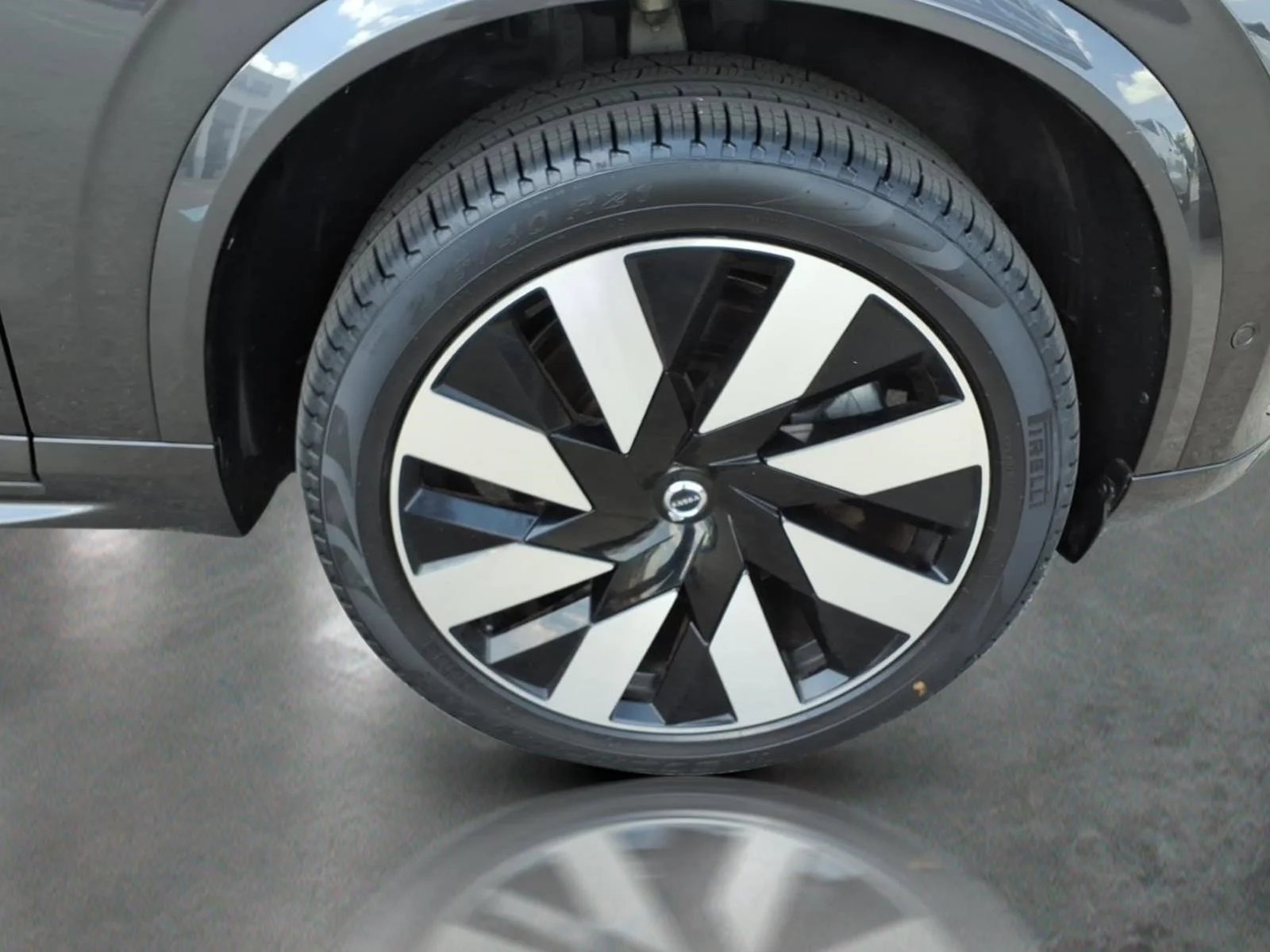 Used 2023 Platinum Gray Metallic Volvo Ultimate image 10