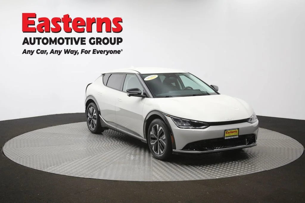 Used 2022 White Kia Wind image 48