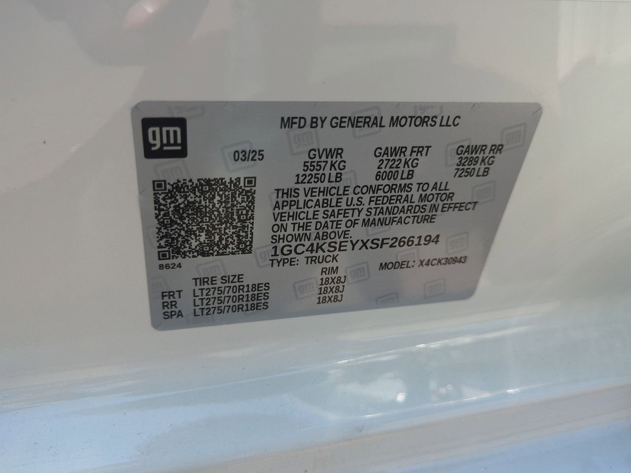 New 2025 Summit White Chevrolet WT image 33