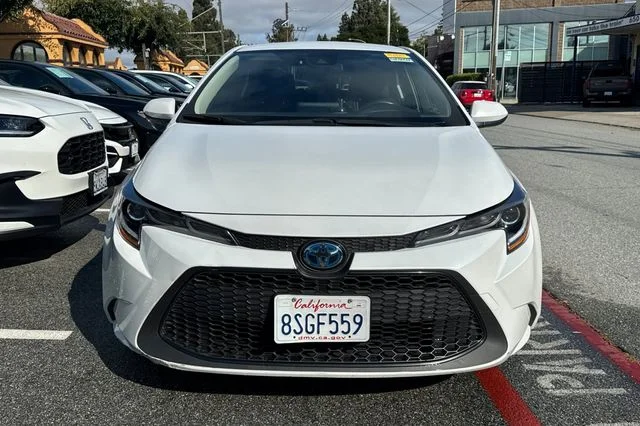 Used 2022 Wind Chill Pearl Toyota LE image 3
