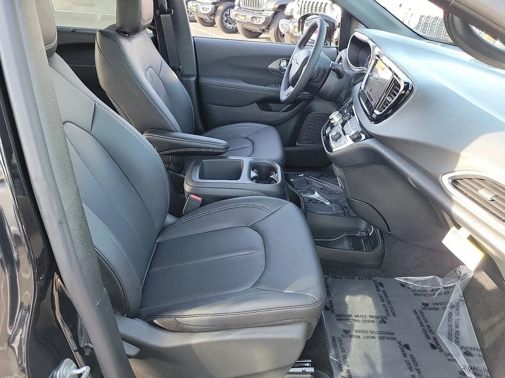 2025 Chrysler Voyager LX - Photo 14