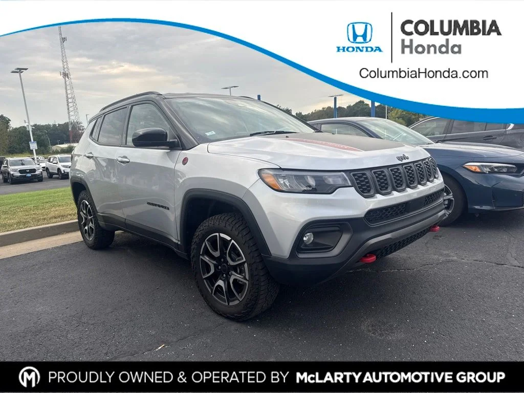 Used 2025 Silver Jeep Trailhawk image 1