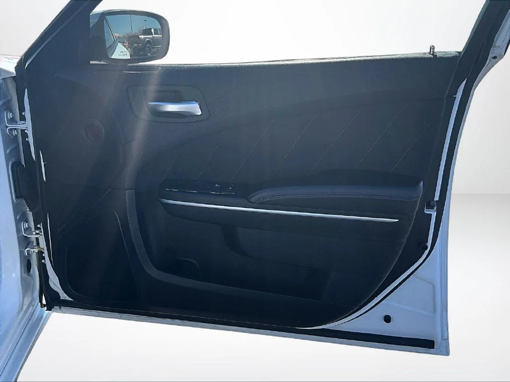 Used 2022 White Dodge SXT image 22