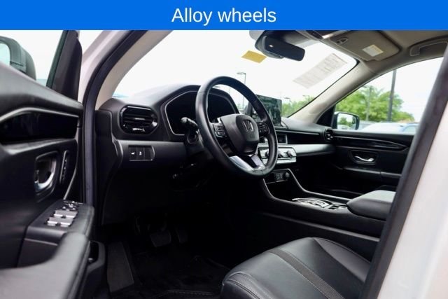 Used 2025 Platinum White Pearl Honda EX-L image 17