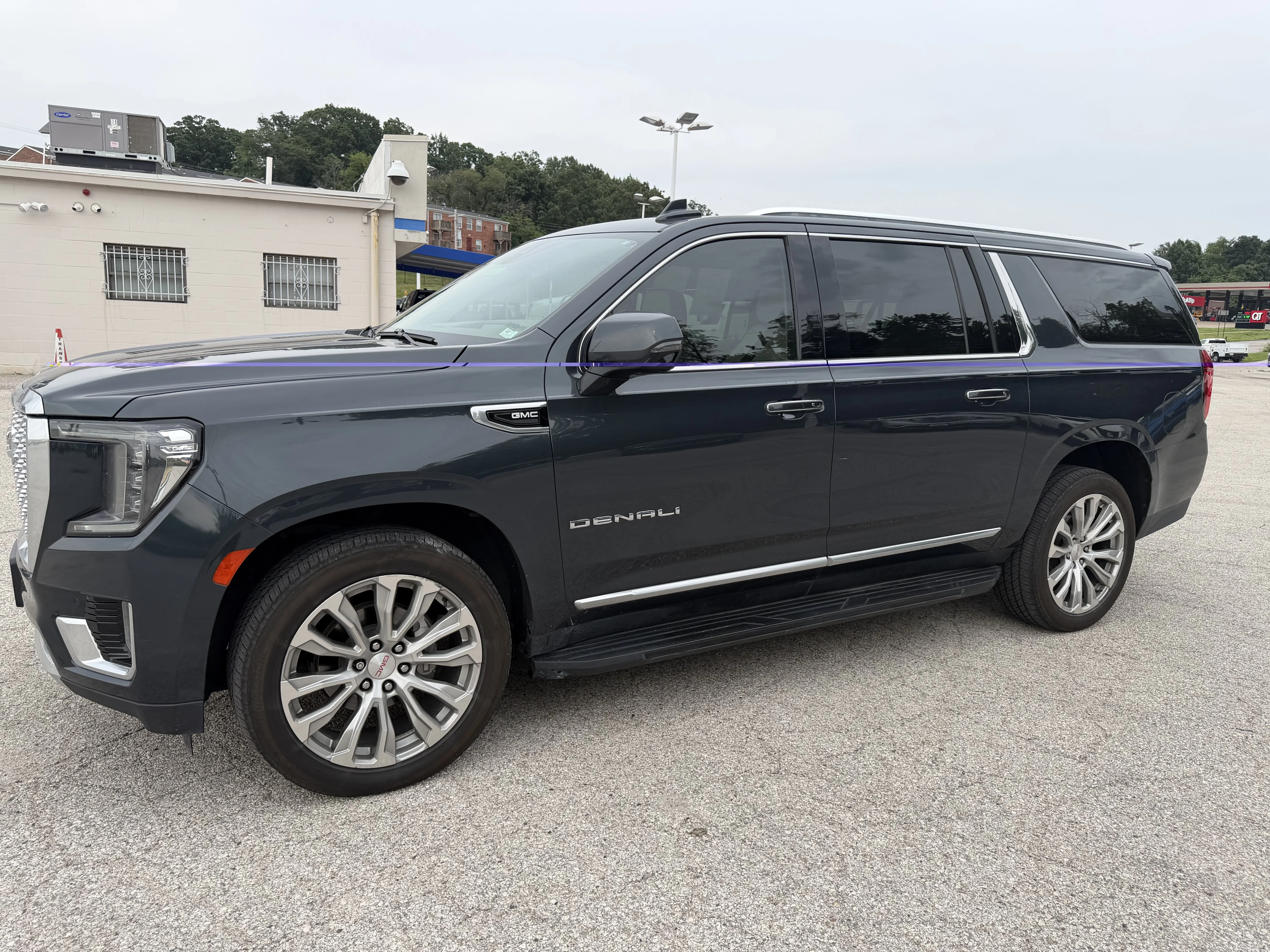 Used 2022 Hunter Metallic GMC Denali image 3