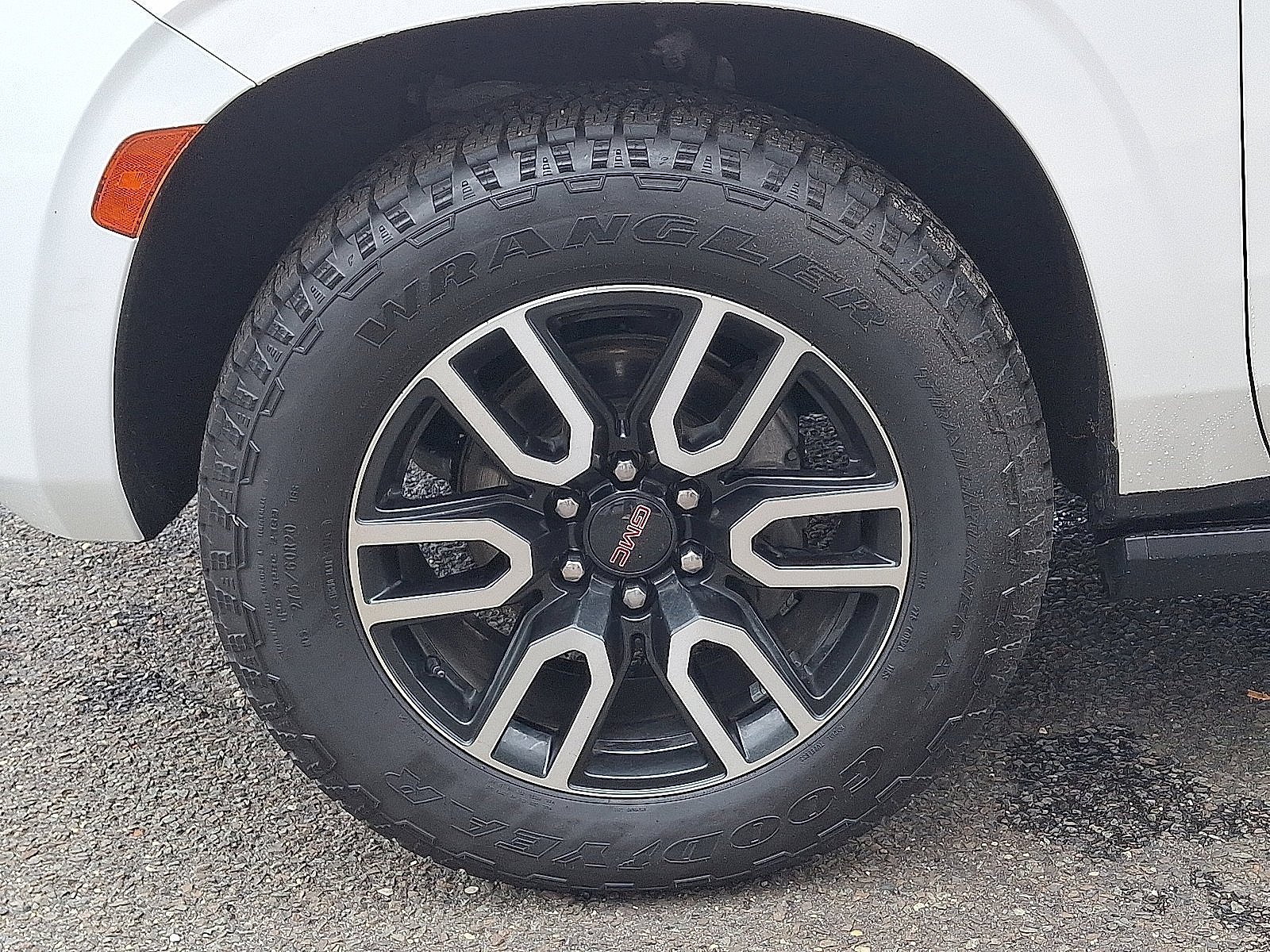 Used 2023 White Frost Tricoat GMC AT4 image 28