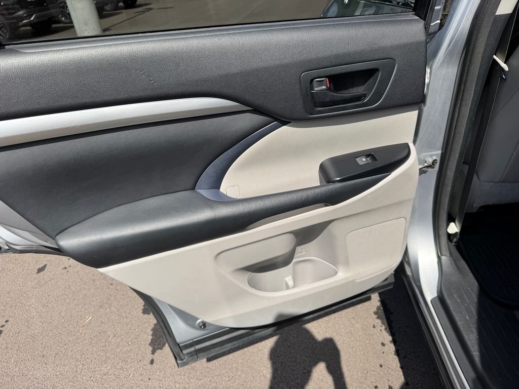 Used 2014 Silver Toyota LE Plus V6 image 13