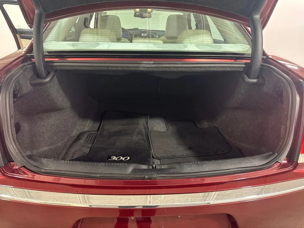Used 2015 Velvet Chrysler Limited image 29