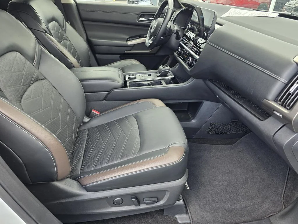 Used 2023 White Nissan Platinum 4WD image 23