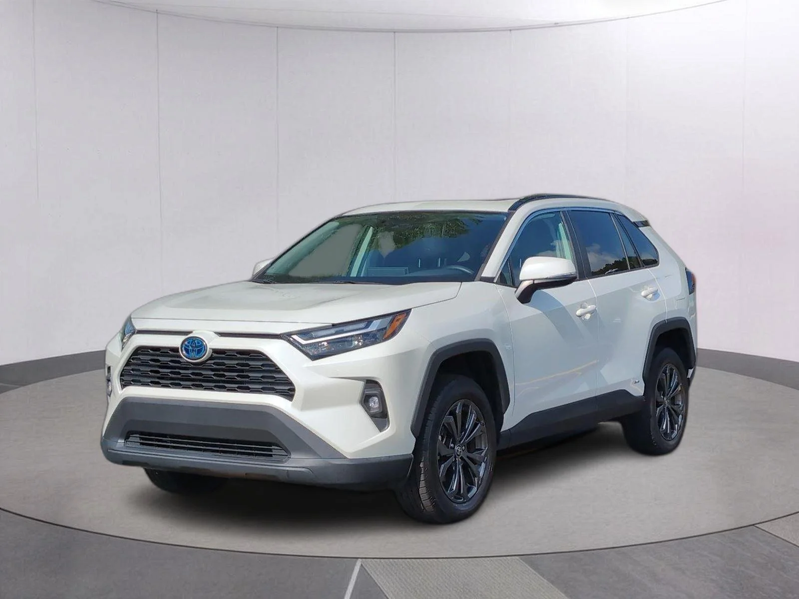 Used 2022 Blizzard Pearl Toyota Hybrid XLE Premium image 1