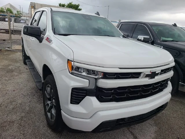 Used 2025 Summit White Chevrolet RST image 4
