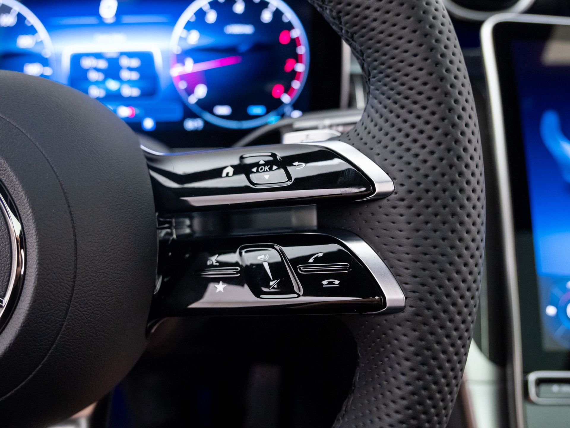 New 2026 Black Mercedes-Benz GLC 300 image 36
