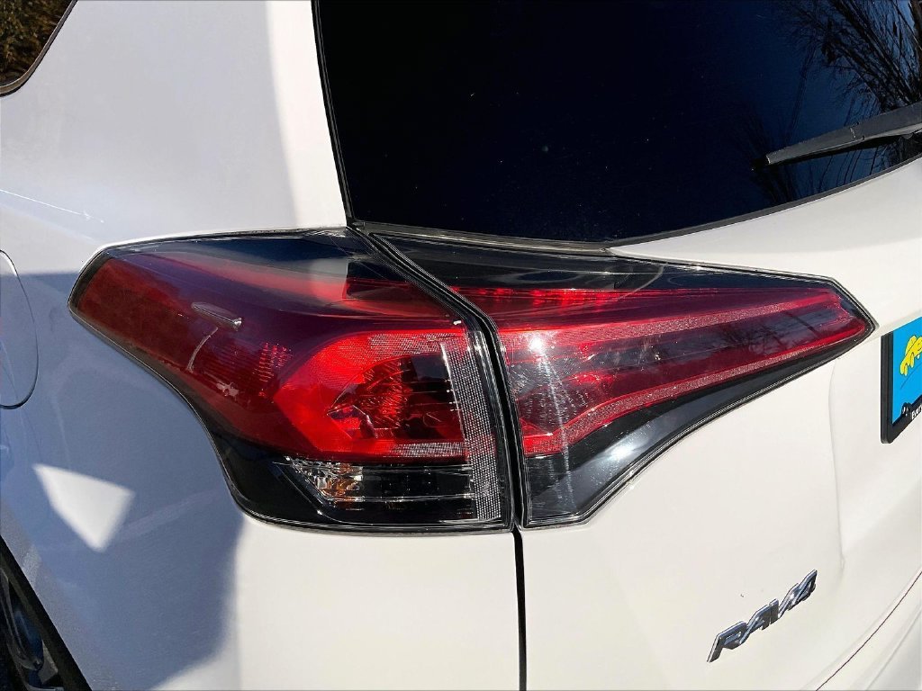Used 2018 White Toyota LE image 31