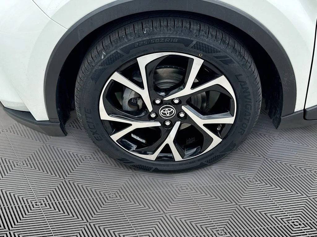 Used 2021 White Toyota XLE image 29