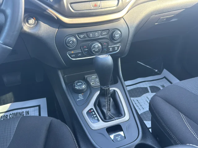 Used 2017 White Jeep Latitude image 22