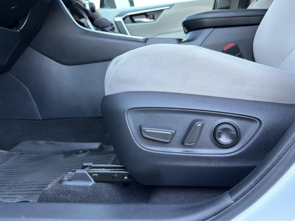 Used 2022 White Toyota XLE image 18
