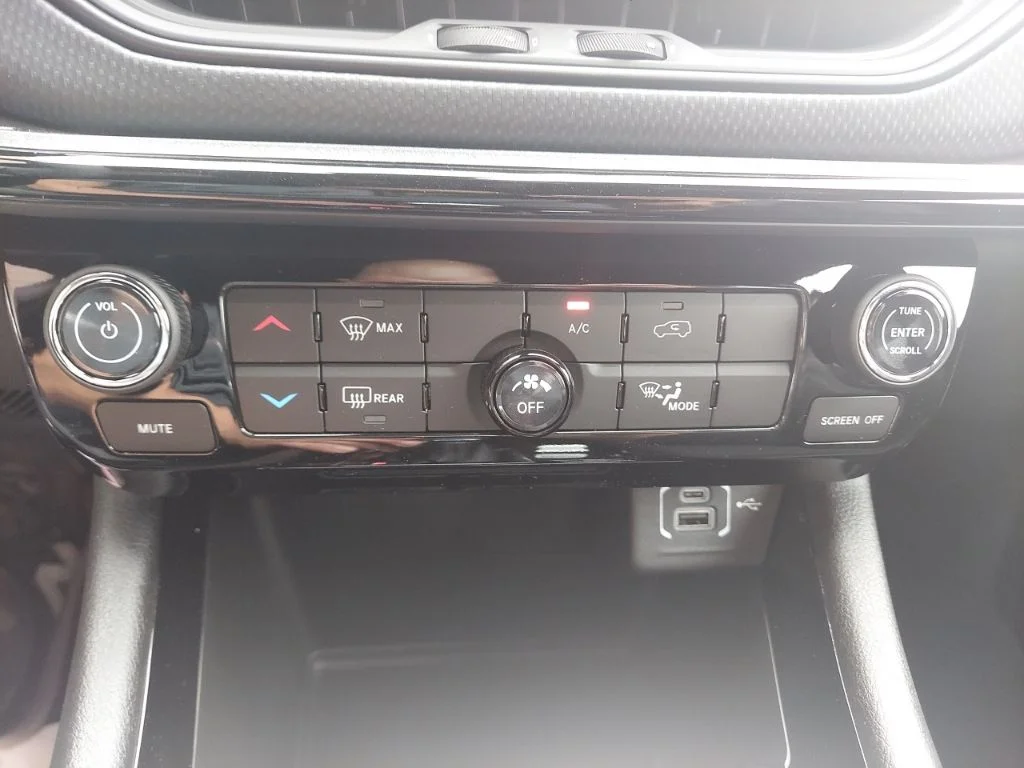 New 2026 Red Hot Pearlcoat Jeep Latitude image 30