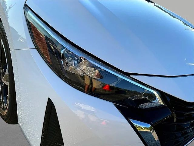 Used 2025 White Nissan SV image 33