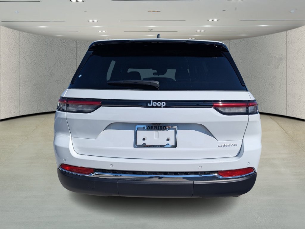 New 2026 Bright White Clear-Coat Exterior Paint Jeep Laredo X image 6
