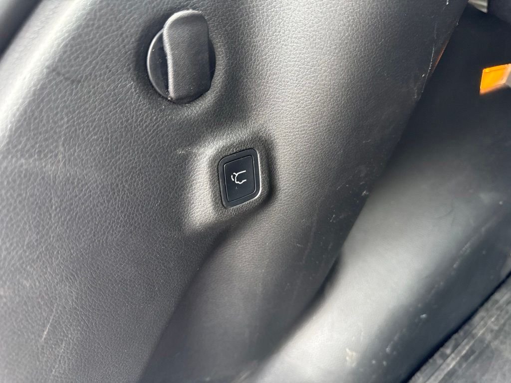 Used 2022 Silver Jeep Latitude image 15