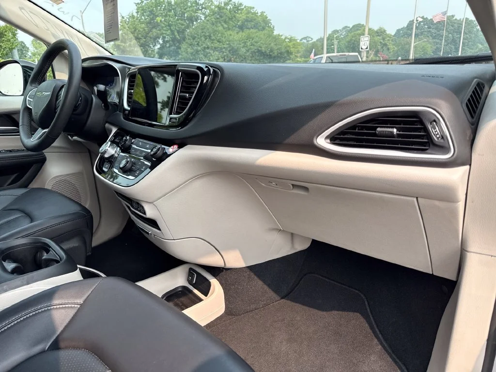 Used 2024 Silver Chrysler Touring L image 25